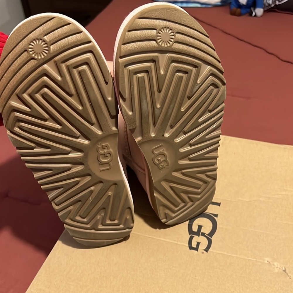 Barely used uggs boots - Picture 2 of 4